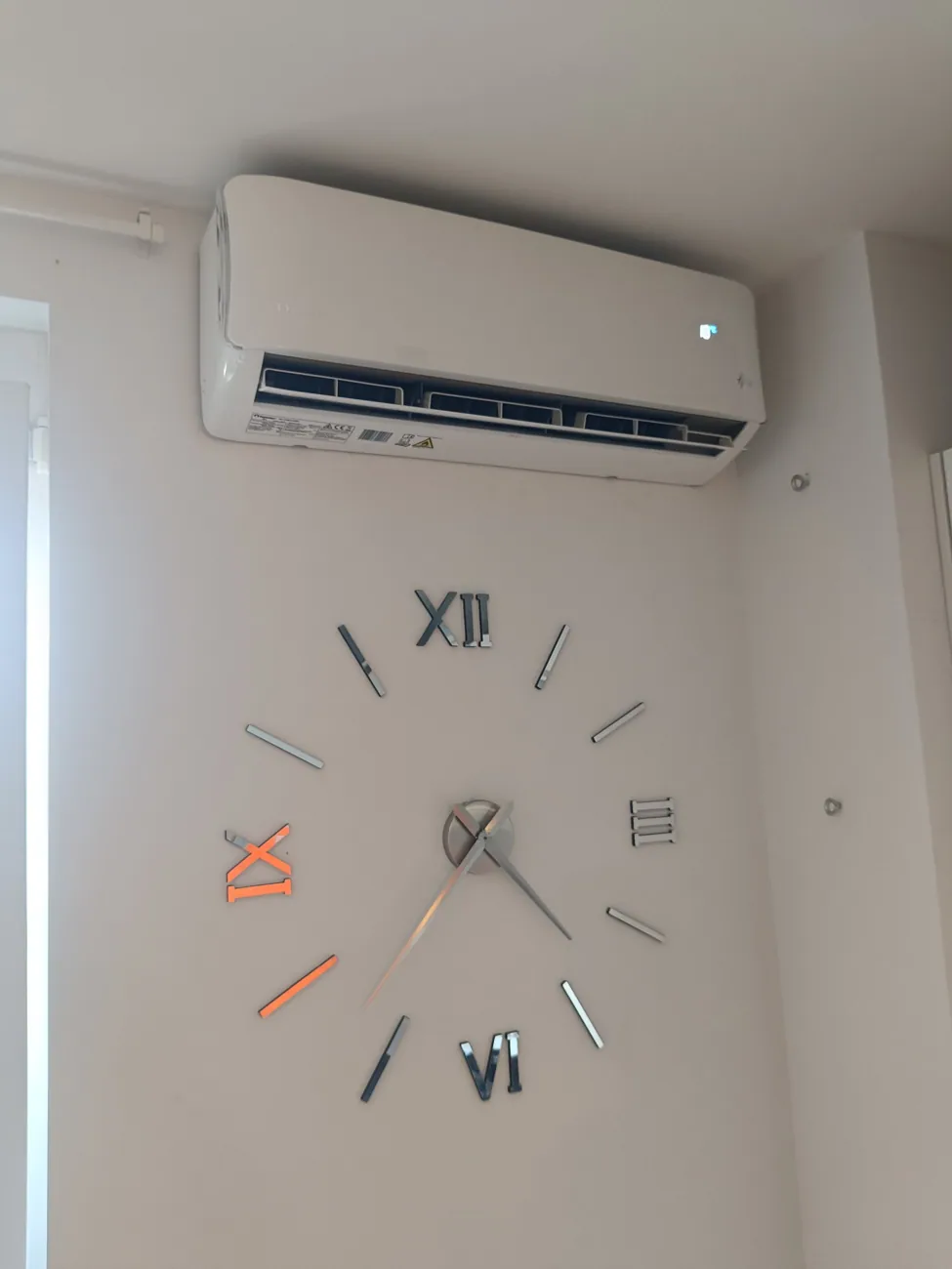 Stenska klimatska naprava v bivalnem prostoru