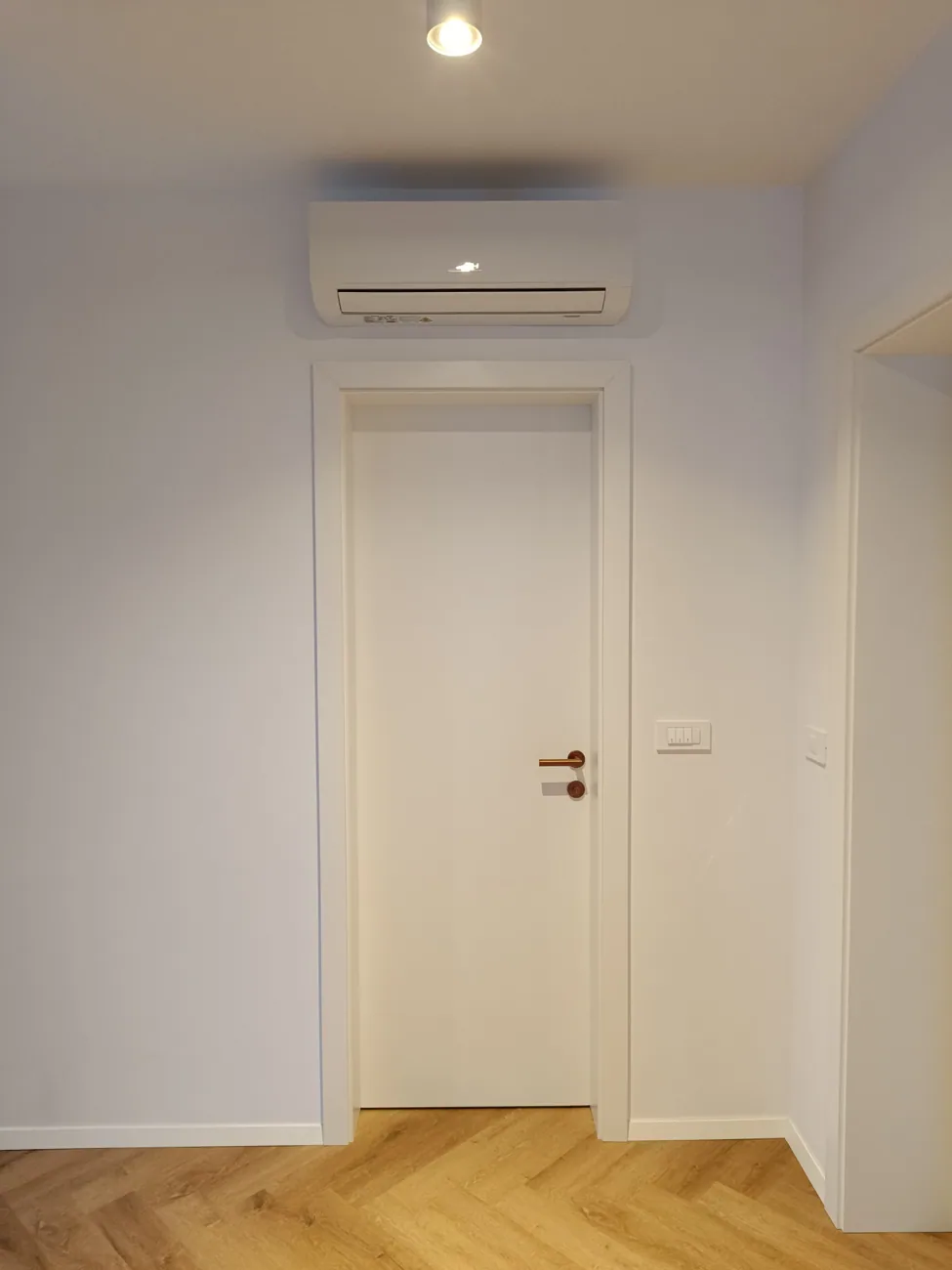 Notranja enota nad vrati